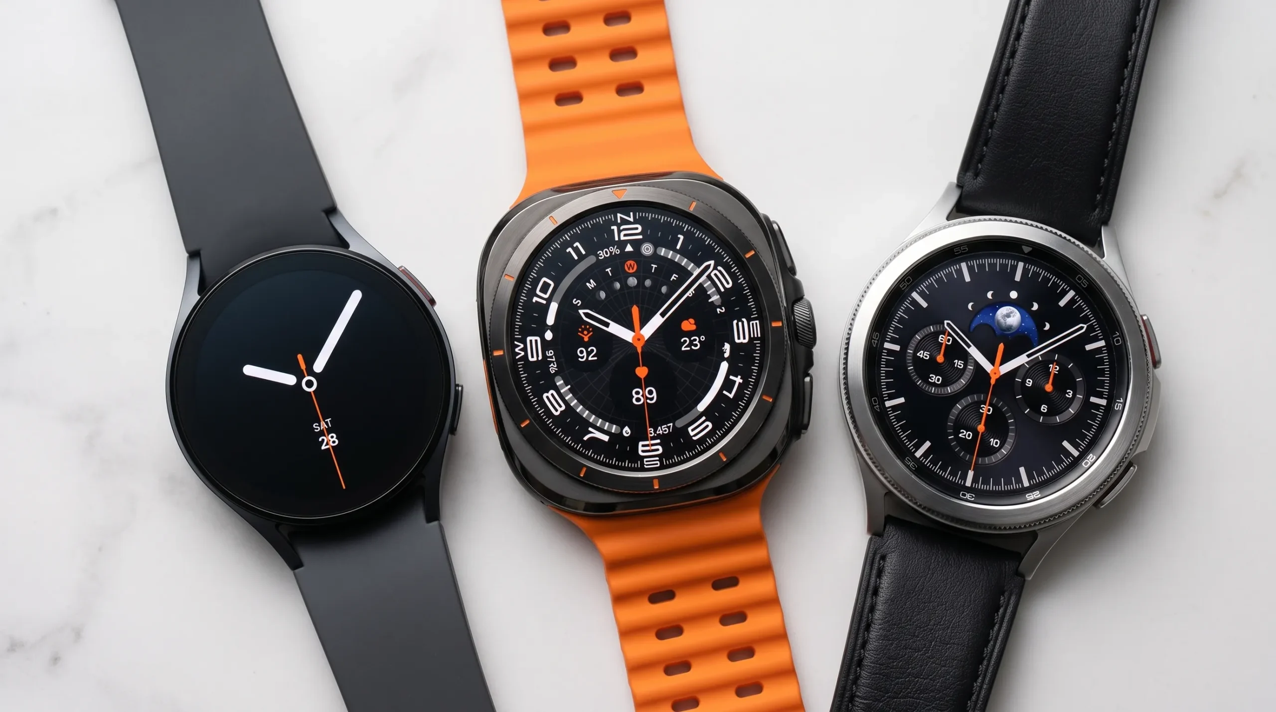 três modelos de smartwatch Samsung Galaxy Watch dispostos para comparação em superfície branca